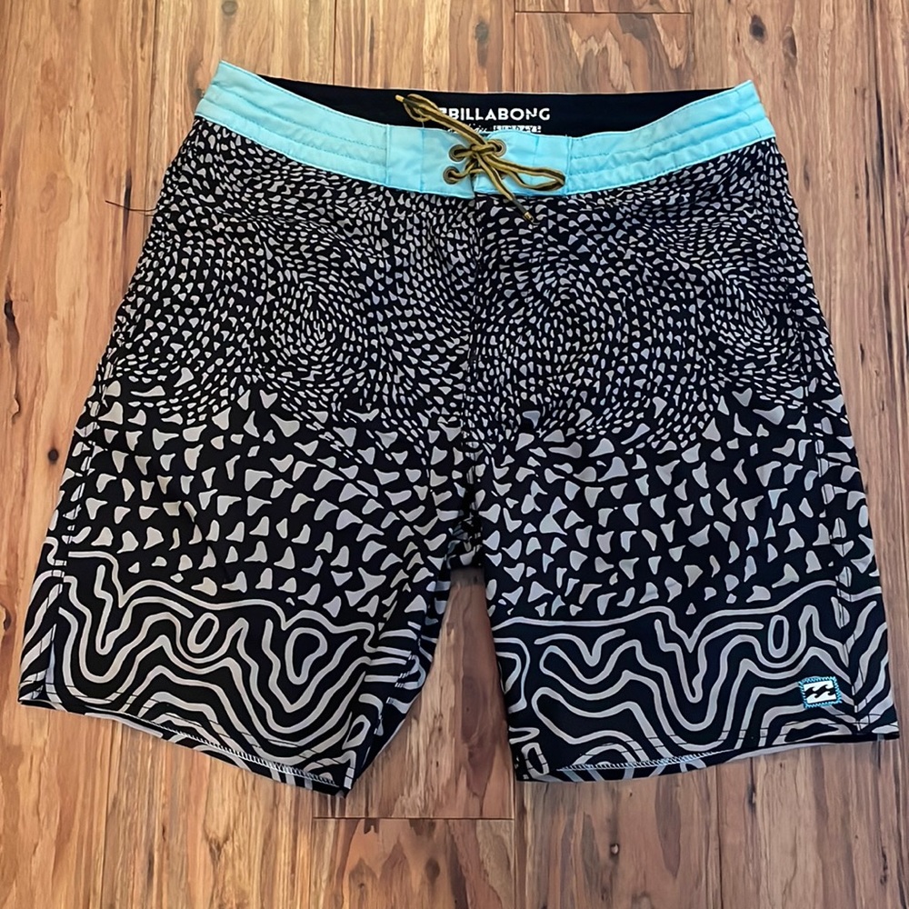 Size 30 worn once Billabong swim!